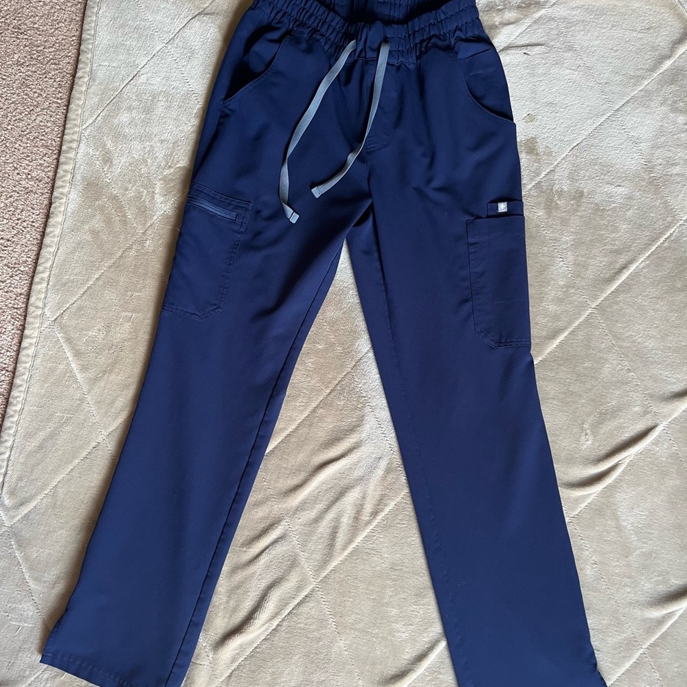Figs high-waisted Dowa scrub pants in navy blue size small